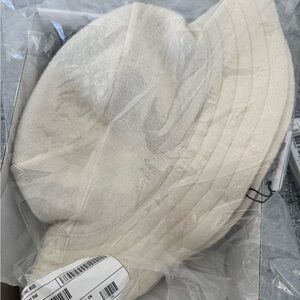 Alo yoga ivory Wool Bucket Hat & matching ivory socks - NWT